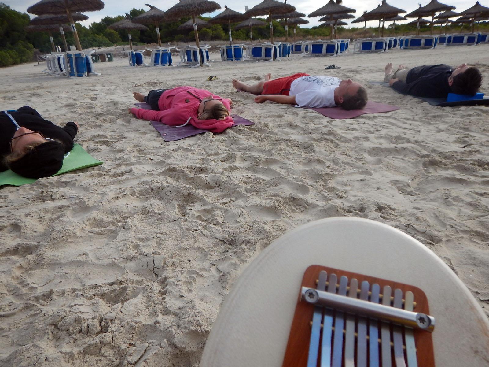 Yoga Nidra am Strand im Retreat Mallorca 2016